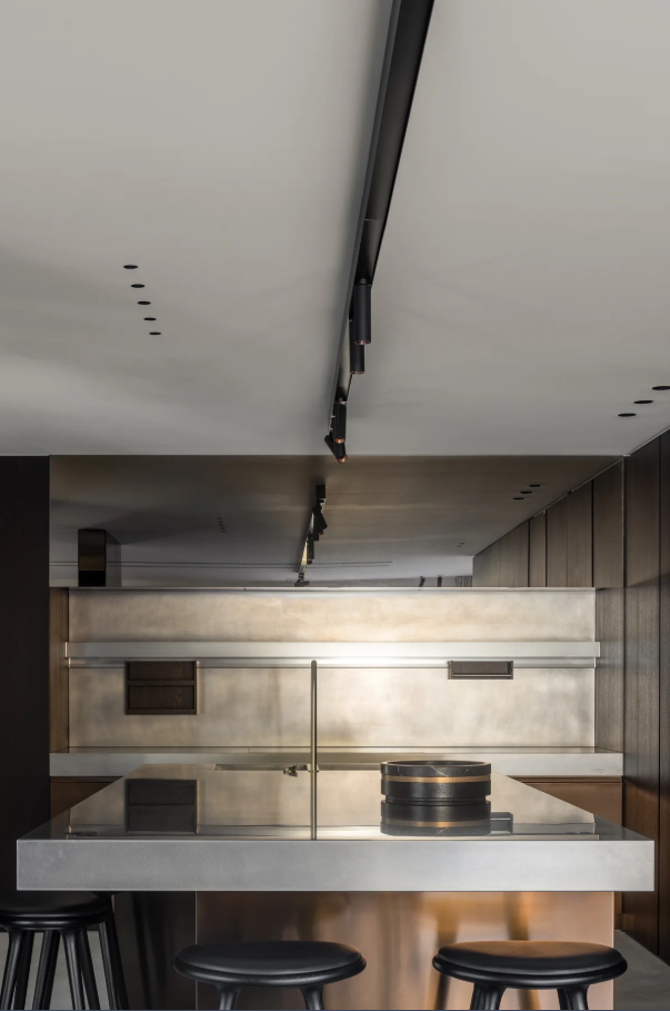 Sophisticated Elegance: Dennis T'Jampens