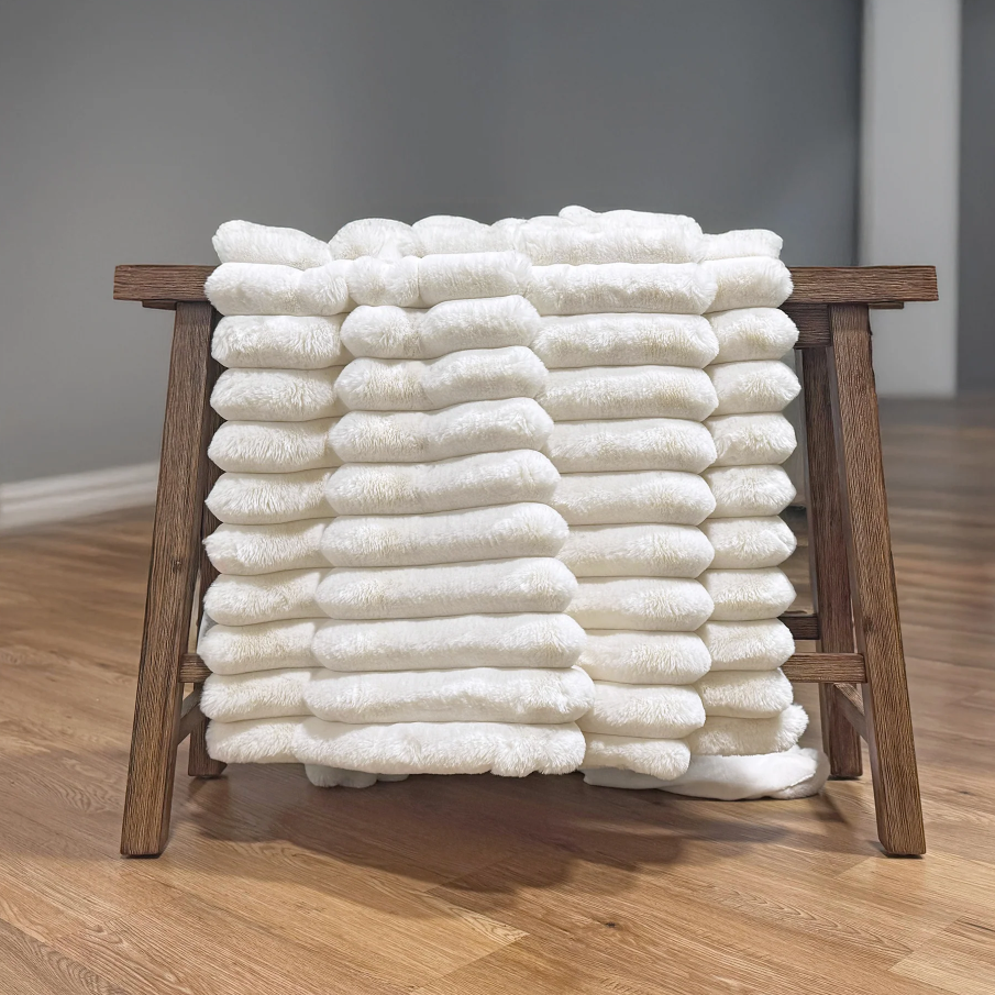 13 Hub Lane Faux Fur Throw - Thumbnail 3
