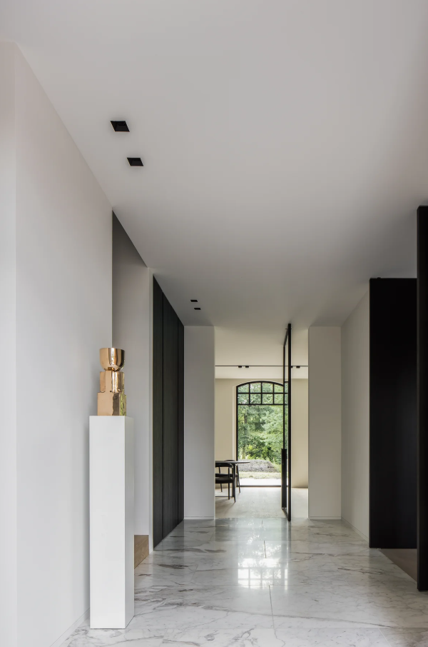 Sophisticated Elegance: Dennis T'Jampens