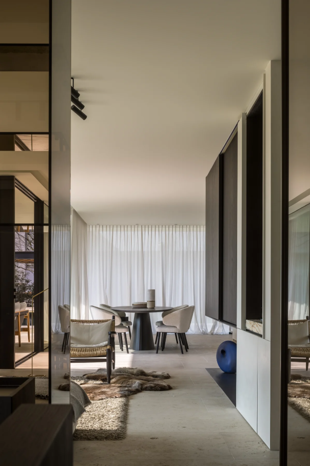 Sophisticated Elegance: Dennis T'Jampens