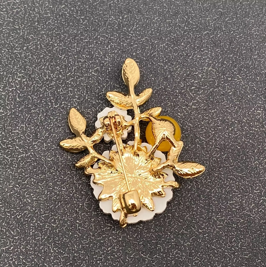 Daisy Brooch